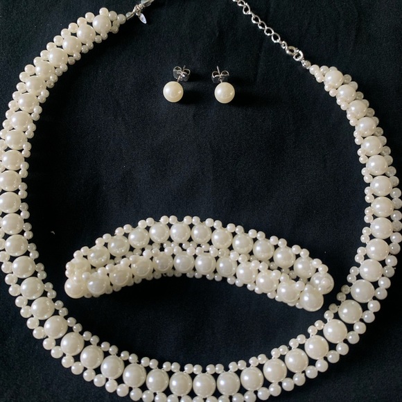Absolutely beautiful 3pc pearl design necklace, earrings and bracelet - Picture 2 of 2